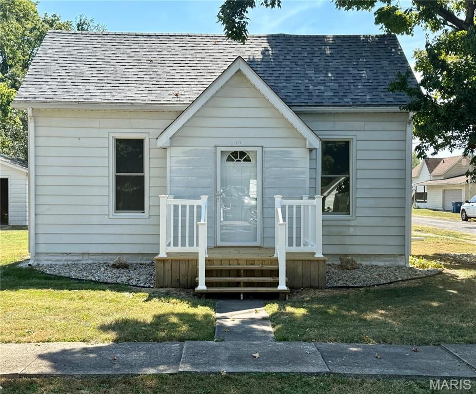 Property Photo:  402 E Macoupin Street  IL 62088 