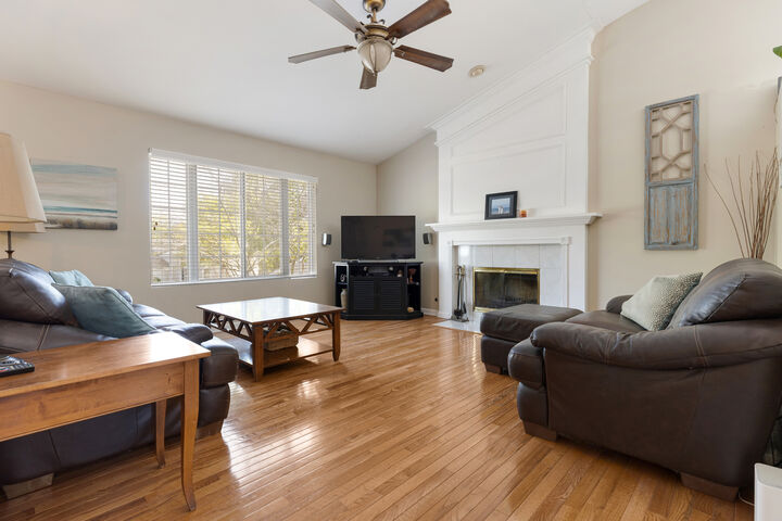 Property Photo:  6 Fieldcrest Court  IL 60102 
