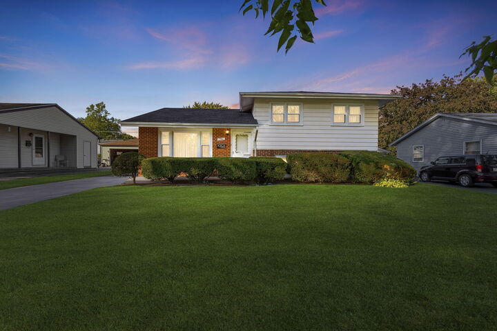Property Photo: 2306 Kingfisher Lane IL 60008