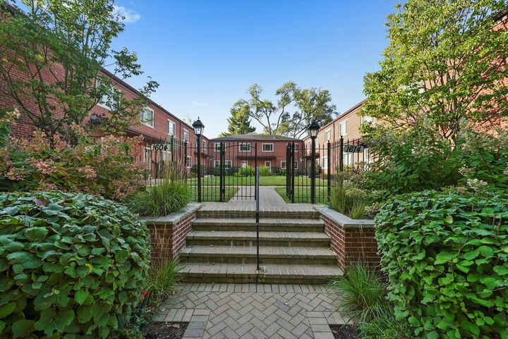 Property Photo:  1610 Washington Street  IL 60202 