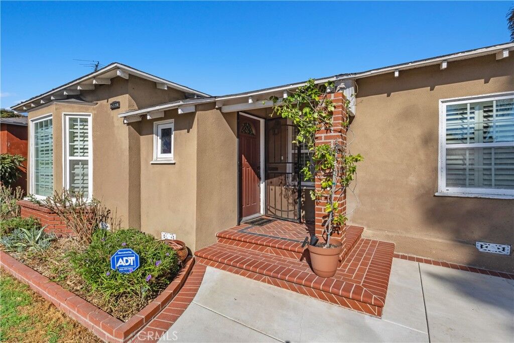 Property Photo: 2860 Chestnut Avenue CA 90806