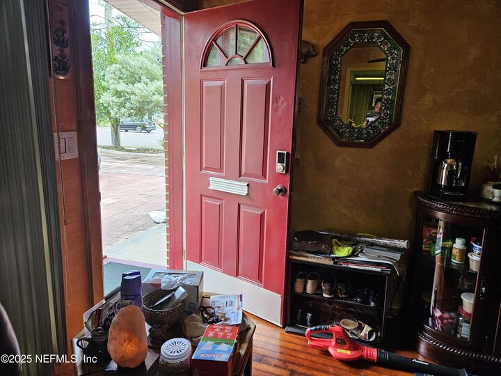 Property Photo: 6672 Banbury Road FL 32211