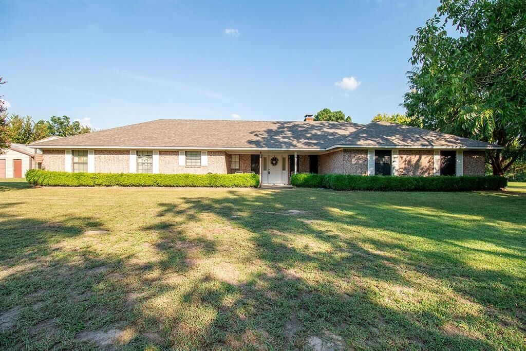 Property Photo:  1000 N Waldrip Street  TX 75140 