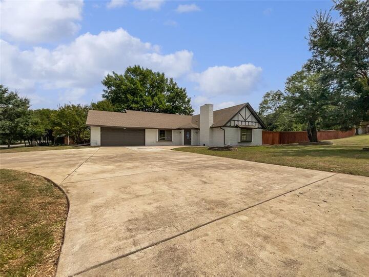 Property Photo: 300 Woodland Trail TX 76248