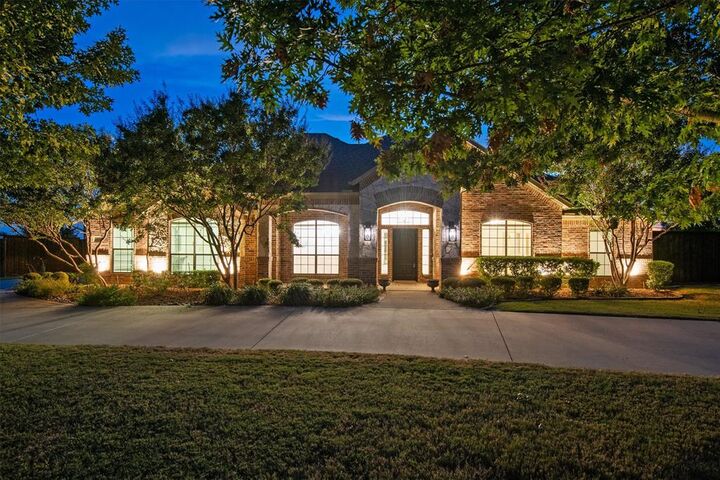 Property Photo: 3240 Baylor Boulevard TX 76065