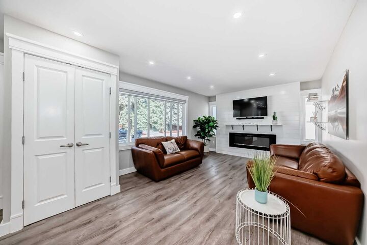 Property Photo:  146 Lake Sylvan Close SE  AB T2J 3E6 