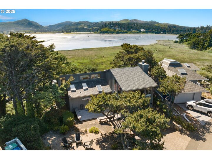 Property Photo: 27 Spouting Whale Ln OR 97388