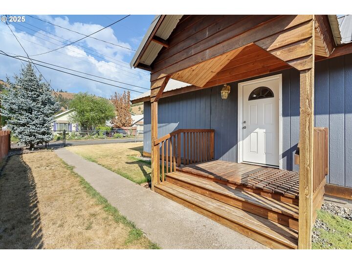 Property Photo:  214 2nd St  WA 98628 