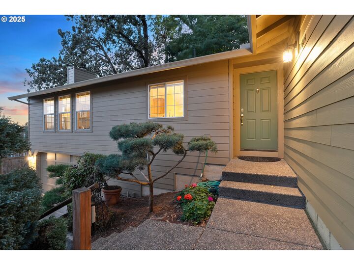 Property Photo:  7609 SW Pine St  OR 97223 