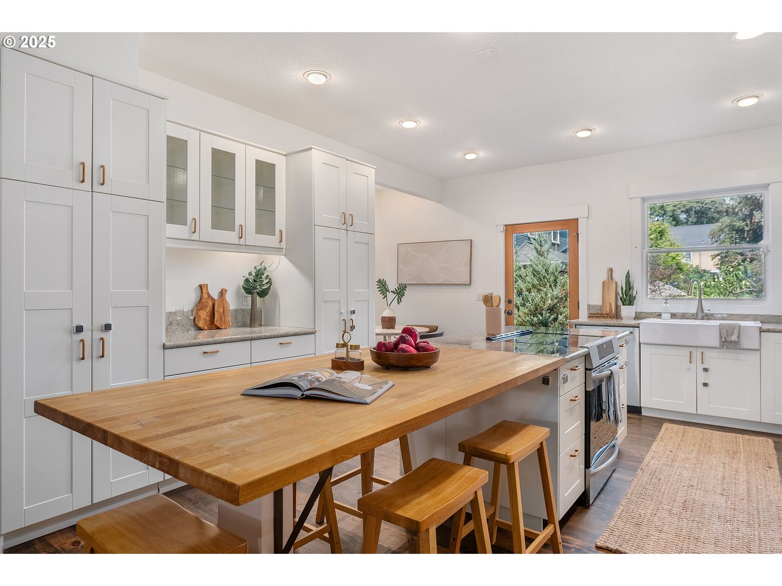 Property Photo:  1465 NE Going St  OR 97211 