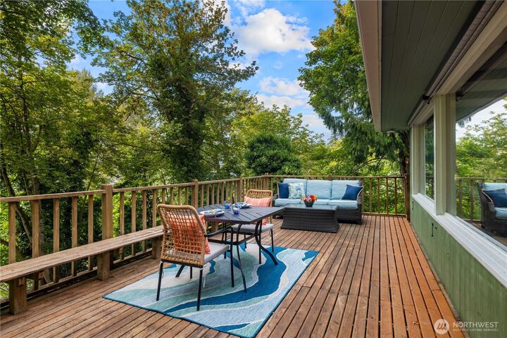 Property Photo:  2008 E Lake Sammamish Parkway NE  WA 98074 