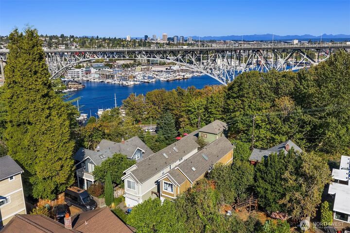 Property Photo: 2720 Nob Hill Avenue N WA 98109