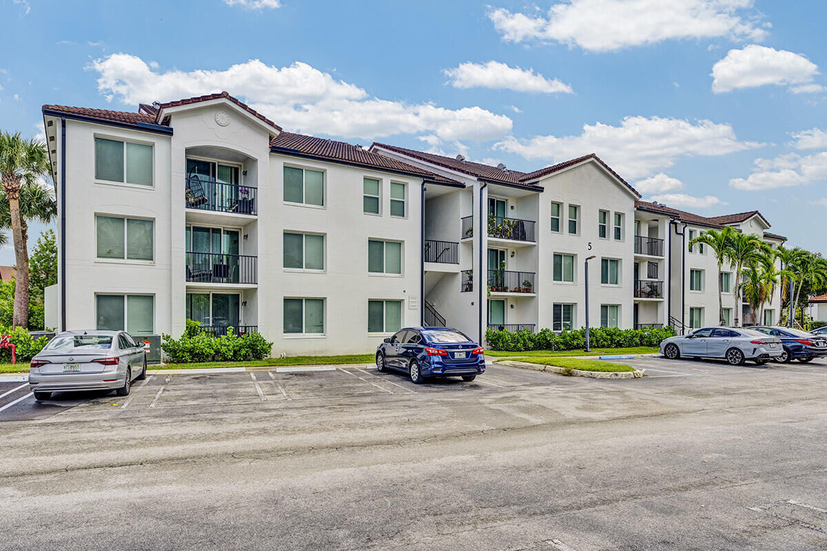 Property Photo:  521 Villa Circle 521  FL 33435 