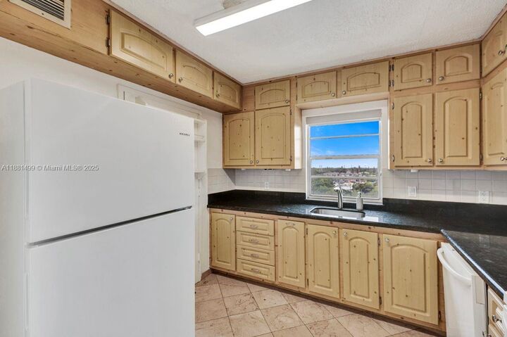 Property Photo:  2025 NE 164th St 716  FL 33162 