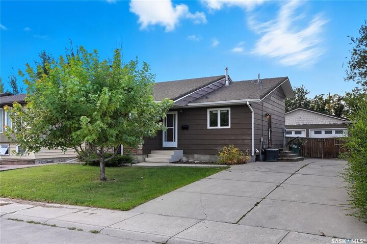 Property Photo:  118 Delayen Crescent  SK S7N 2N6 