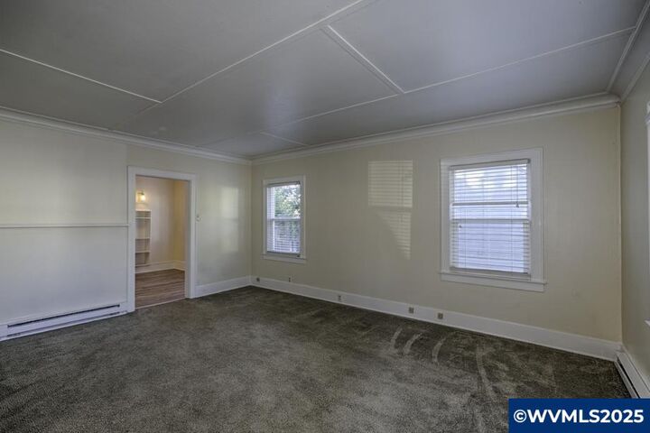 Property Photo:  1230 3rd St NW  OR 97304 