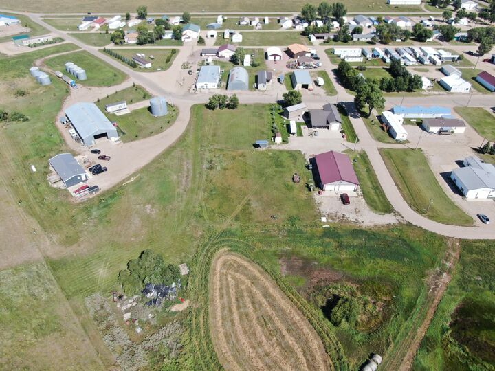 Property Photo:  1 Skinner St  SD 57420 