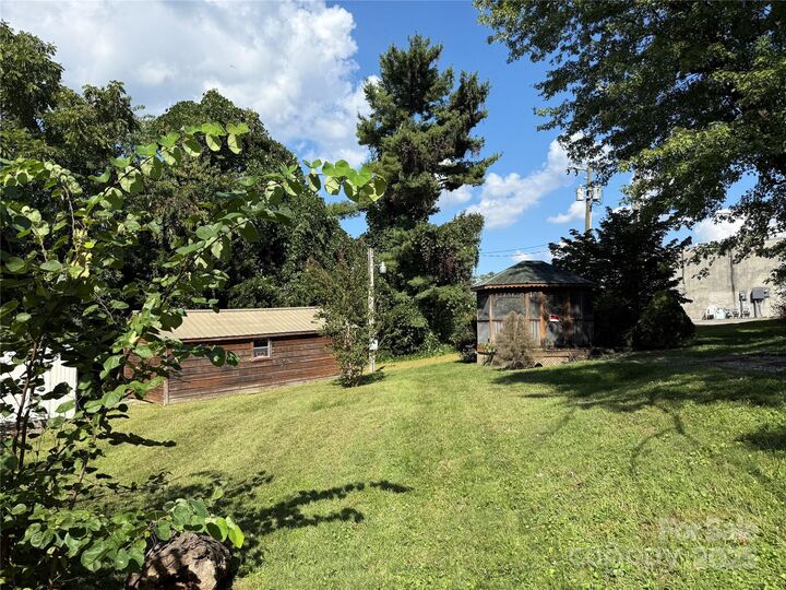 Property Photo:  1102 N Justice Street  NC 28791 