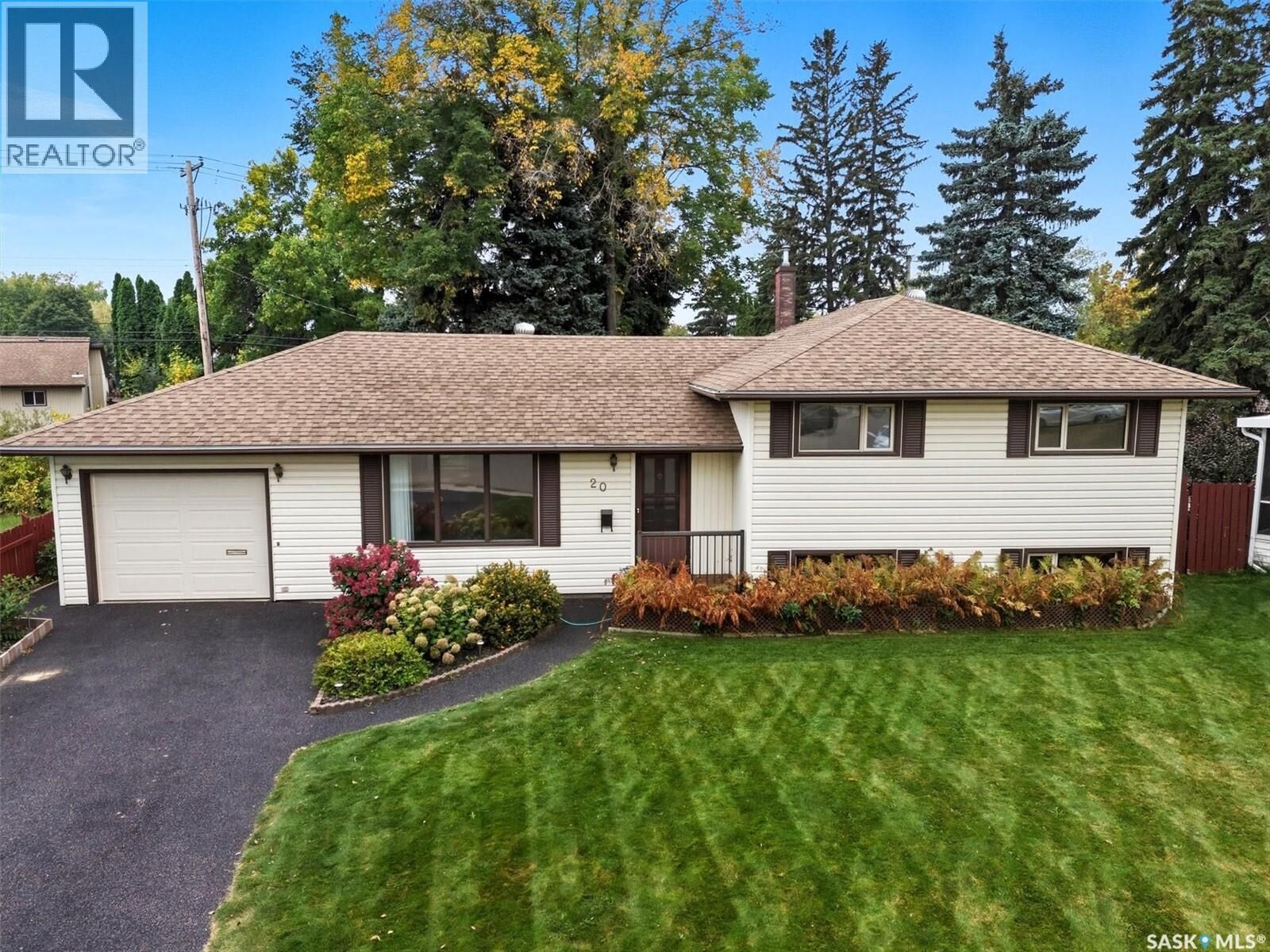 Property Photo:  20 Macdermid Crescent  SK S7J 2R2 
