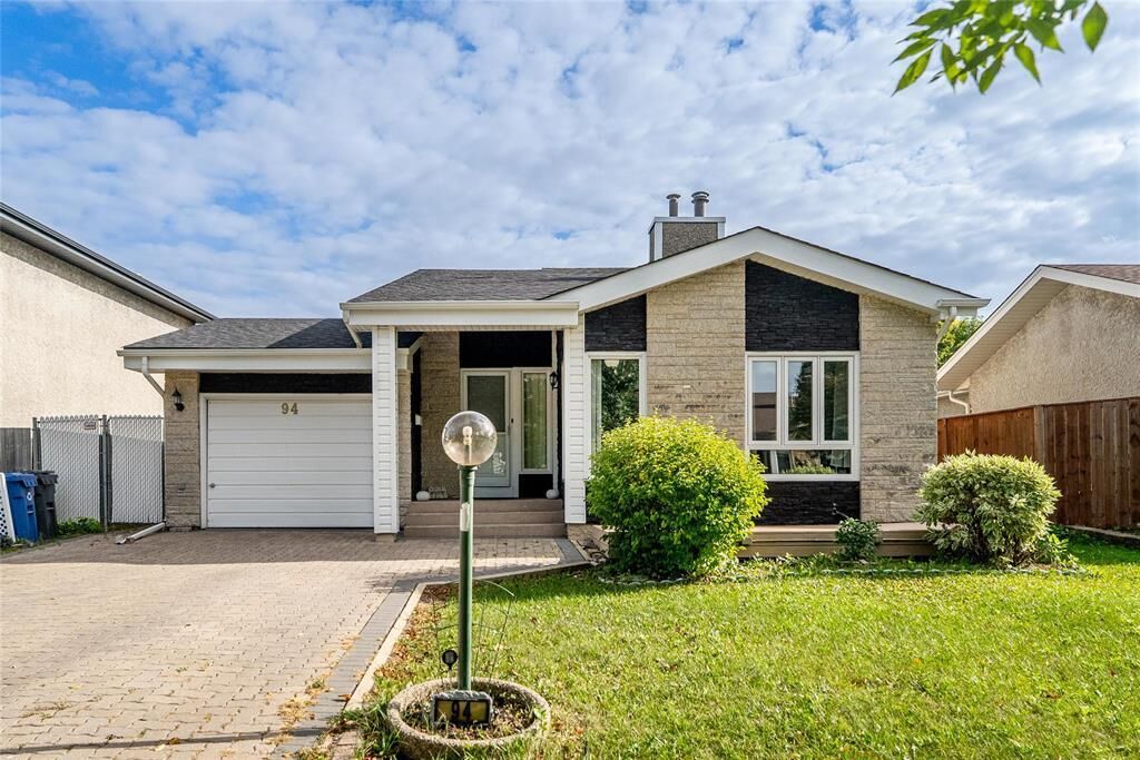 Property Photo:  94 Southwalk Bay  MB R2N 1M7 