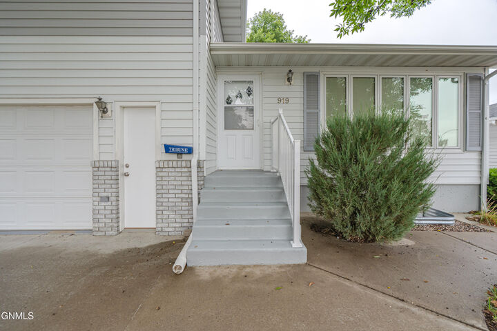 Property Photo:  919 17th Street S  ND 58504 