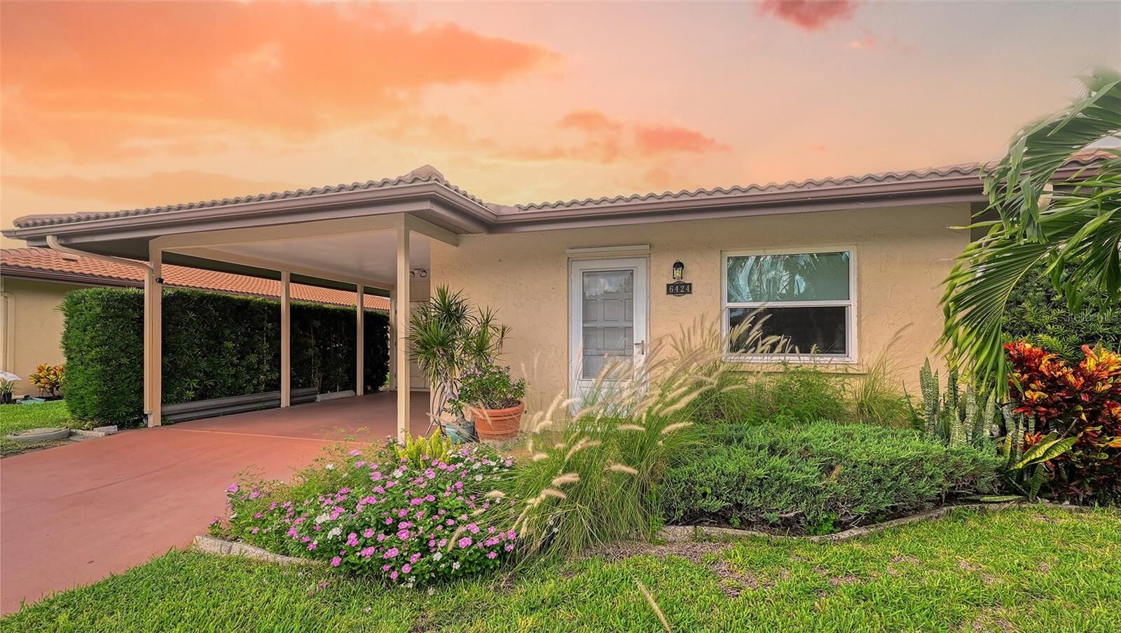 Property Photo: 6424 Auburn Avenue FL 34207