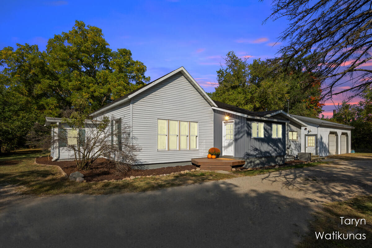 Property Photo: 727 Chatham Street SE MI 49331