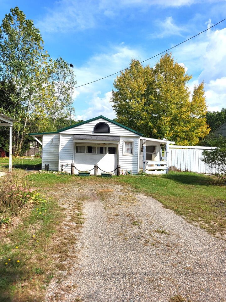 9640 Thornapple Avenue  Newaygo MI 49337 photo