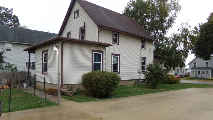 Property Photo: 611 Buchanan Street IL 61008