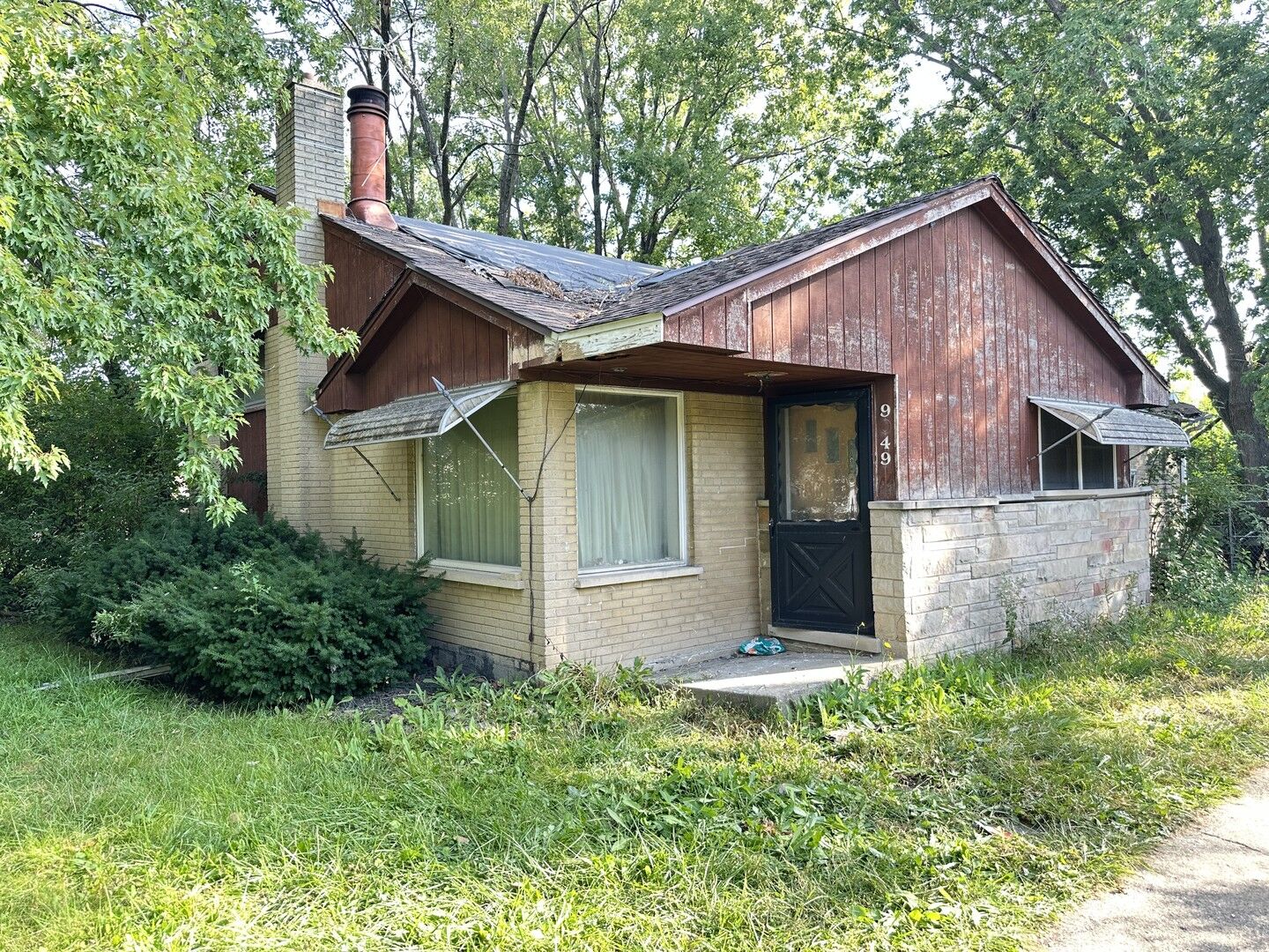 Property Photo: 9049 N Greenwood Avenue IL 60714