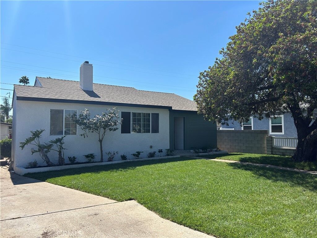 Property Photo:  890 Oceanside  CA 90744 