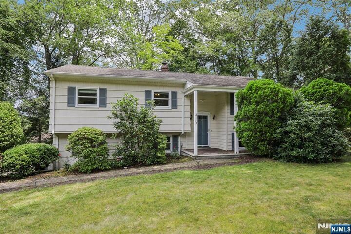 Property Photo:  13 Upper High Crest Drive  NJ 07480 