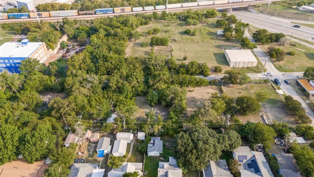 Property Photo: 1632 E Broadway Avenue TX 76104