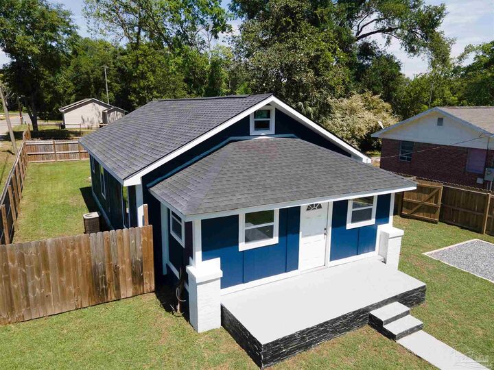 Property Photo: 118 Baynes Ave FL 32507
