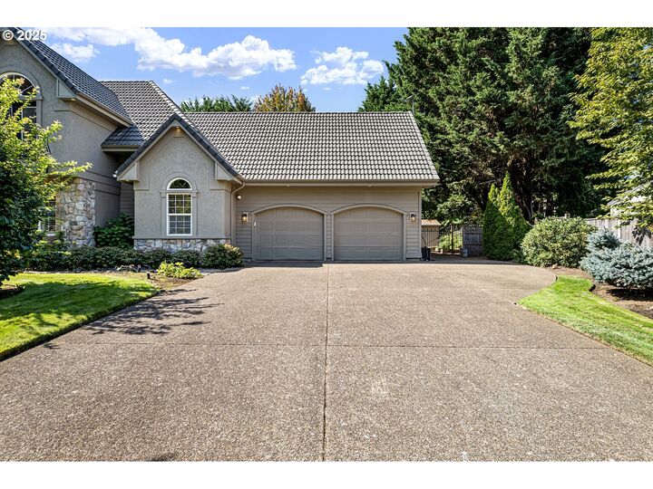 Property Photo:  2335 Devon Ave  OR 97408 