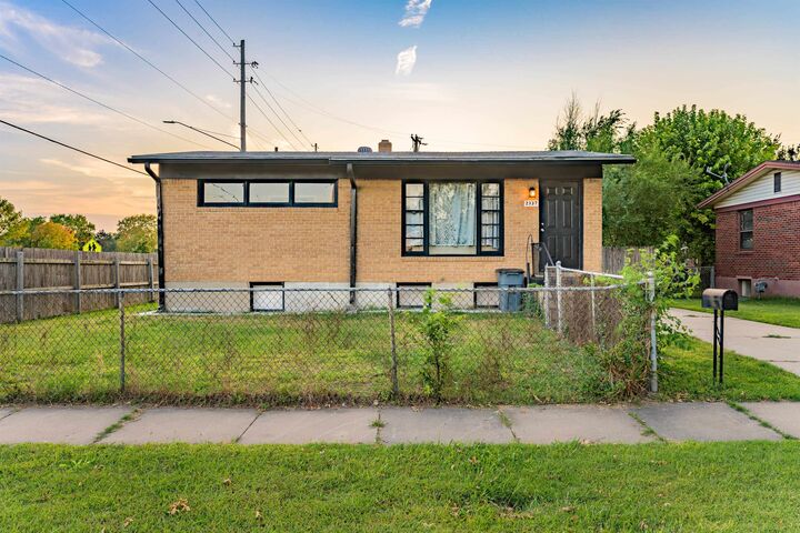 Property Photo:  2337 S Glenn Ave  KS 67213 