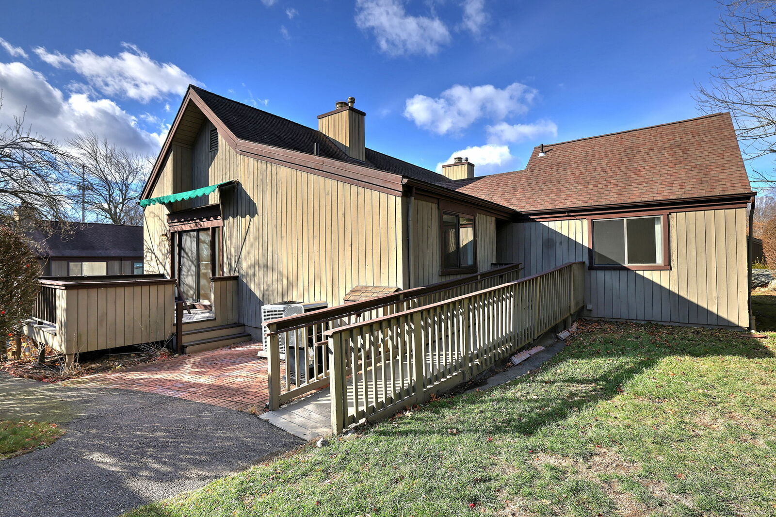 Property Photo:  736 Quinnipiac Lane B  CT 06614 