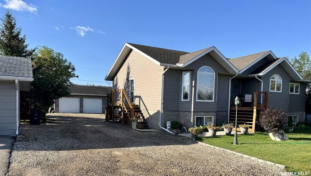 Property Photo:  305 3rd Street  SK S0K 3V0 