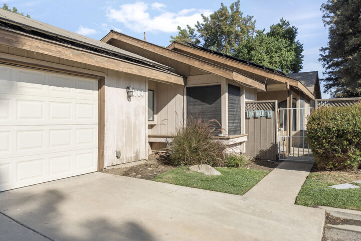 1704 E Babcock Drive E  Visalia CA 93292 photo