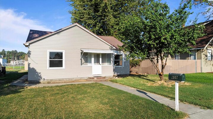 609 S 8th  Sunnyside WA 98944 photo