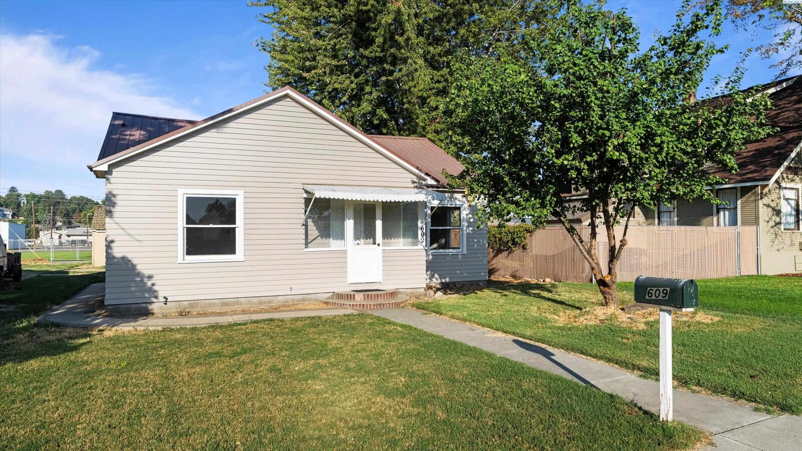Property Photo: 609 S 8th WA 98944