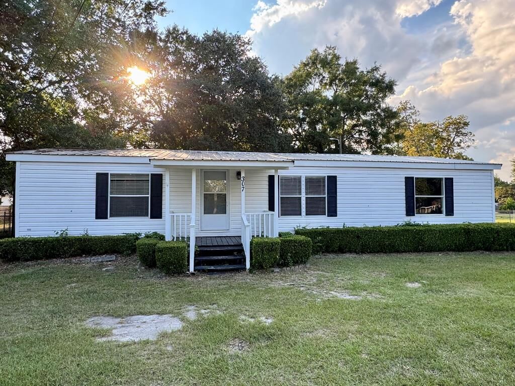 Property Photo: 307 SW Palmer St GA 31779
