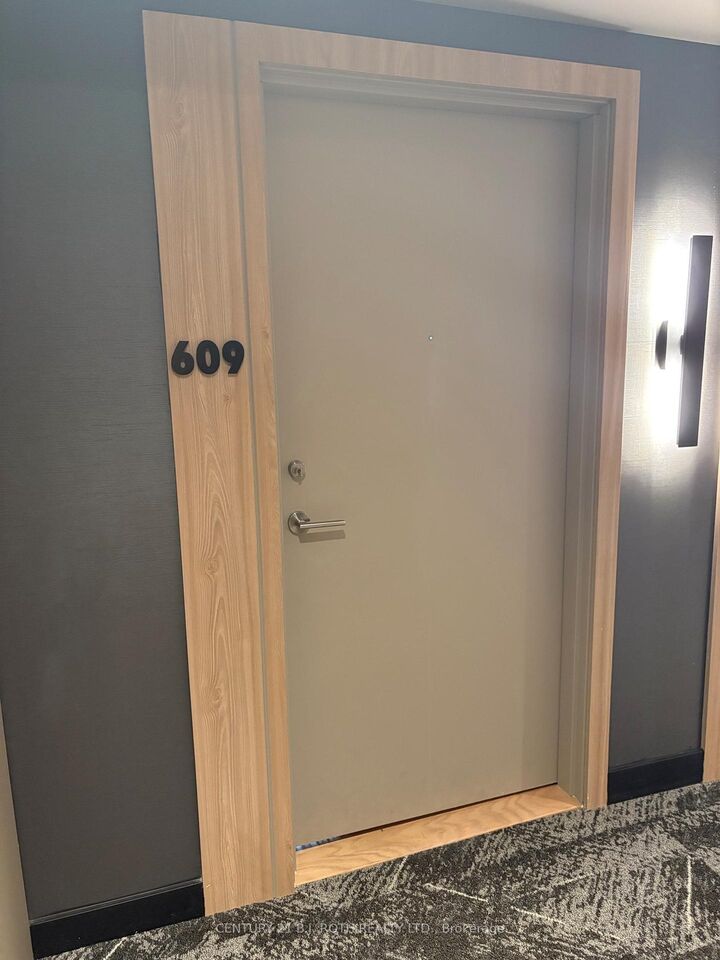 Property Photo: 185 Dunlop Street 609 ON L4M 1B2
