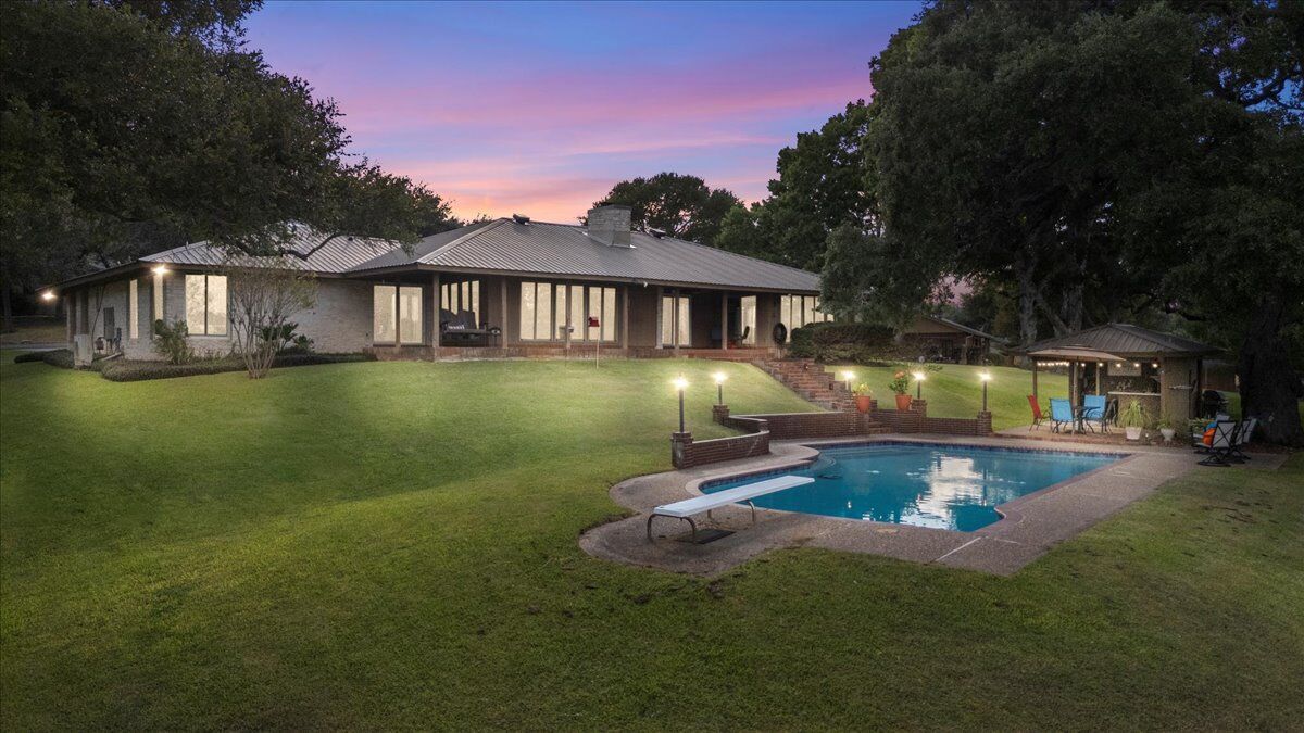 Property Photo:  