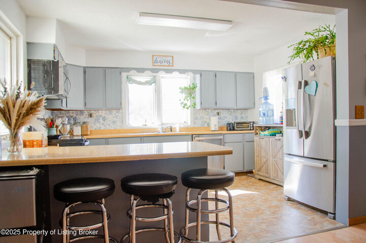 Property Photo: 18 2nd Street SW ND 58623