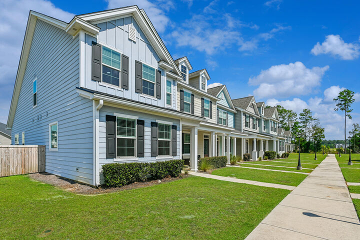 Property Photo: 401 Stoneleigh Lane SC 29461