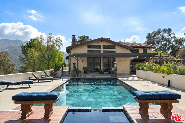 Property Photo:  25613 Mulholland Hwy  CA 91302 