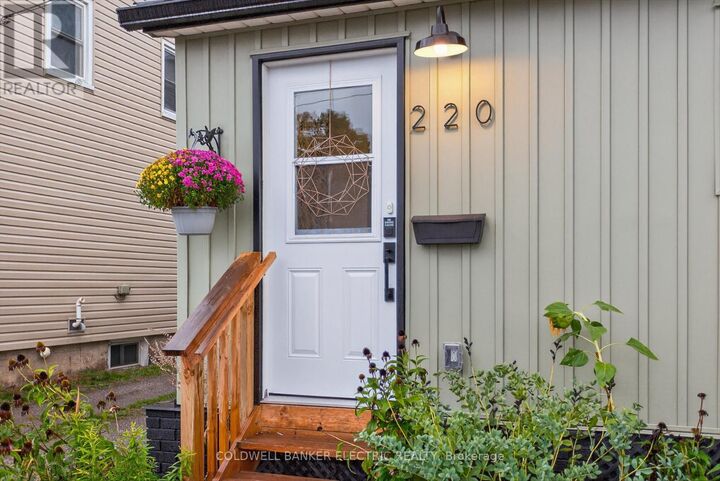 Photo de la propriété:  220 Rogers Street  ON K9H 1W3 
