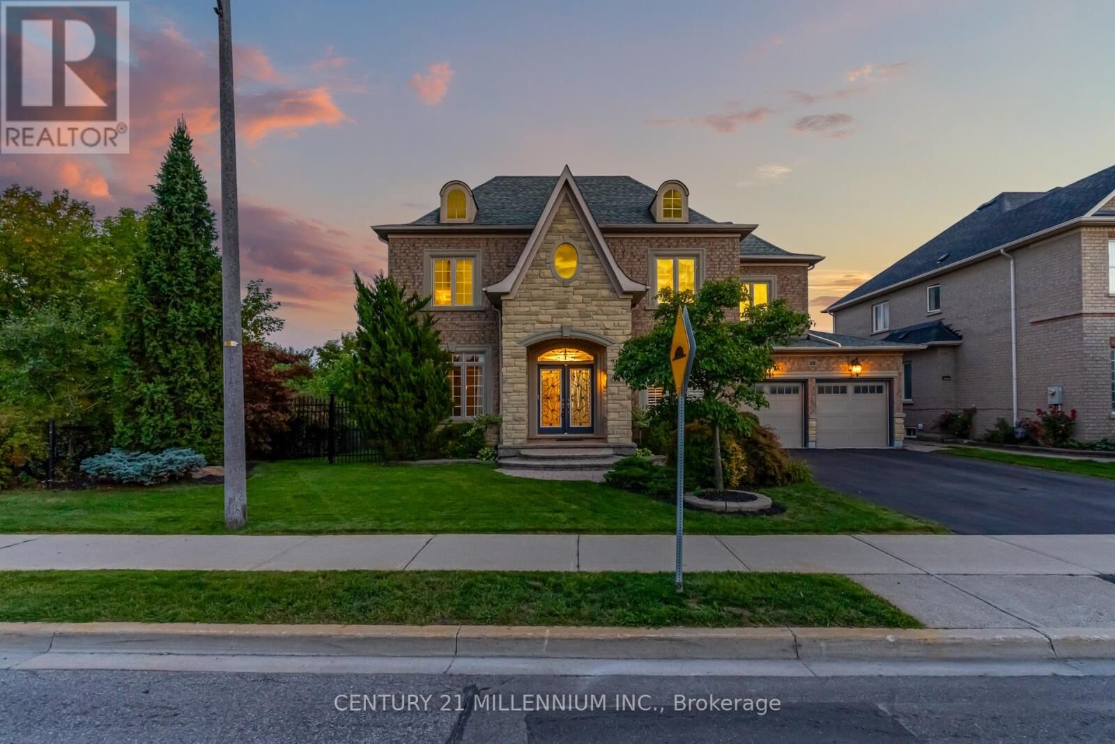 Property Photo:  29 Eiffel Boulevard  ON L6P 1W3 