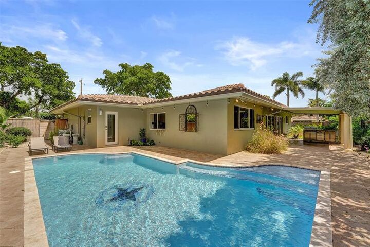 Property Photo:  2732 NE 26th St  FL 33305 